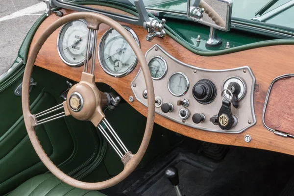 Автокресло и приборная панель водителя MG Vintage — стоковое фото