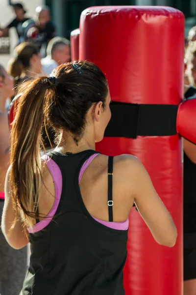 Gadis muda dan Red Punching Bags and Mitts, Boxing & Fitness — Stok Foto