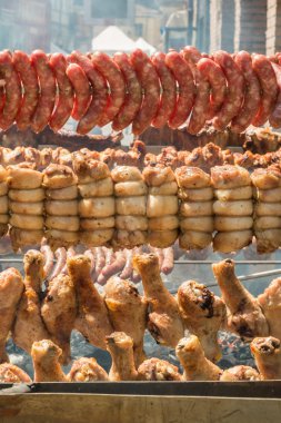 Açık ızgara et tavuk, domuz eti ve sosis