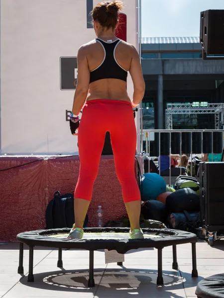 Mulher com Red Sportswear fazendo Fitness no Mini Trampolim — Fotografia de Stock