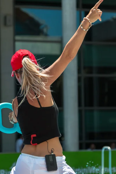 Bionda Istruttore femminile con Red Hat Insegnamento Aqua Aerobica a — Foto Stock