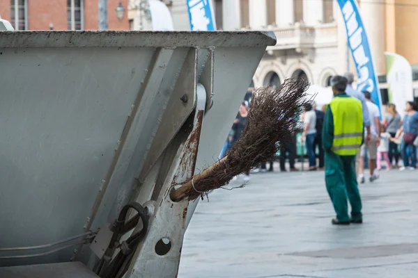 Municipal Dustman Worker with Cleaning Tools in Public Streets — Stock Photo, Image