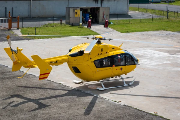 Helicóptero amarillo de emergencia, equipo de rescate médico —  Fotos de Stock