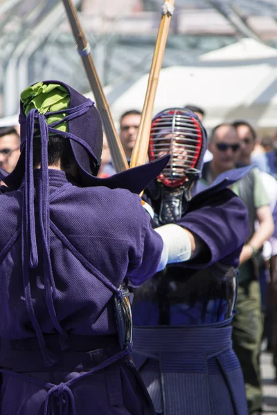 Twee kendo vechters competitie met bamboe zwaard en traditionele — Stockfoto