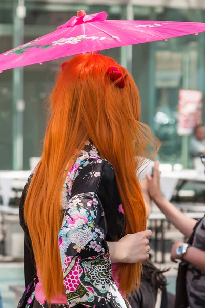 Fille aux cheveux rouges avec parapluie traditionnel japonais rose Wagasa — Photo