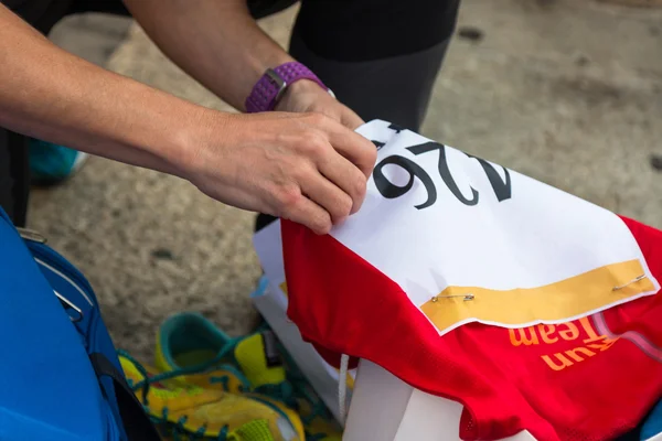 Fasten Bib Number to T-Shirt before City Marathon — Stock Photo, Image