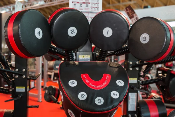 Machine à poinçonner moderne pour la pratique de la boxe et l'exercice de remise en forme — Photo