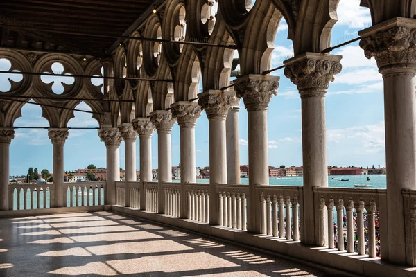 Arkade des Dogenpalastes: gotische Architektur in Venedig, ital. — Stockfoto