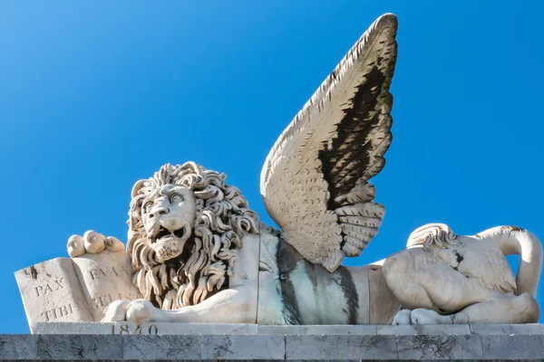 Escultura de león alado de mármol —  Fotos de Stock