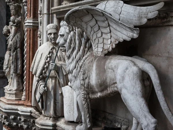 Particular da fachada do palácio do Doge em Veneza: Leão de asa de mármore — Fotografia de Stock