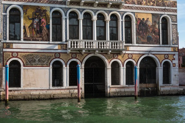 Gammal fasad längs typiska vatten kanal i Venedig, Italien — Stockfoto