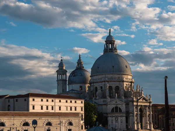 Boční pohled na Santa Maria della Salute kostel v Benátkách, Itálie — Stock fotografie