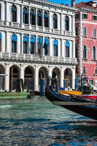 Gondeln in Grand Canal in Venedig, Italien — Stockfoto