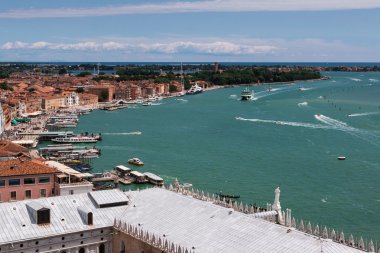Venedik manzarası, kırmızı çatı, bulutlar ve havadan görünümü Coast, İtalya