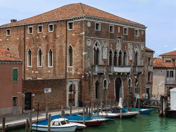 Oude gevel en boten langs typische Water kanaal in Venetië, Italië — Gratis stockfoto