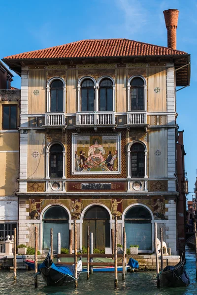 Alte fassade entlang eines typischen wasserkanals in venedig, italien — Stockfoto