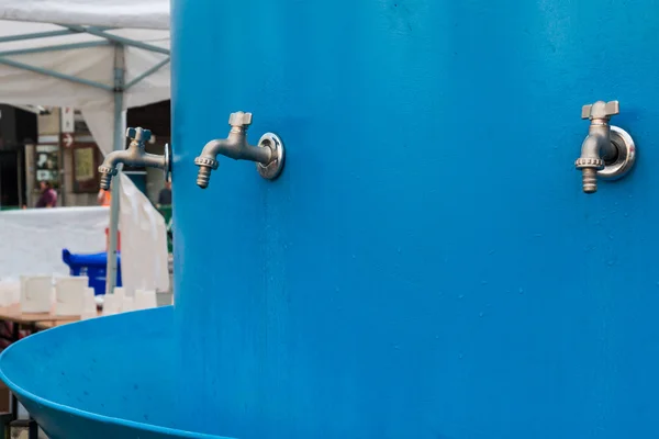 Modrá veřejné ocelové vodáka v ulicích města — Stock fotografie