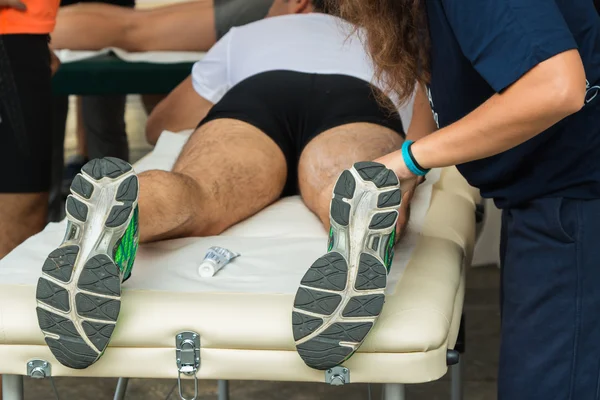 Masaje muscular del atleta después del entrenamiento deportivo — Foto de Stock