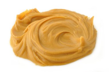 Fıstık ezmesi beyaz arka plan üzerinde