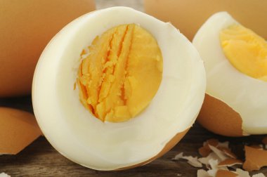Eski ahşap arka plan üzerine haşlanmış yumurta