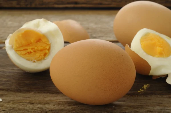 Uovo bollito su vecchio sfondo di legno — Foto Stock