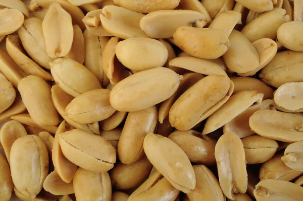 Loupané arašídy solené v misce — Stock fotografie