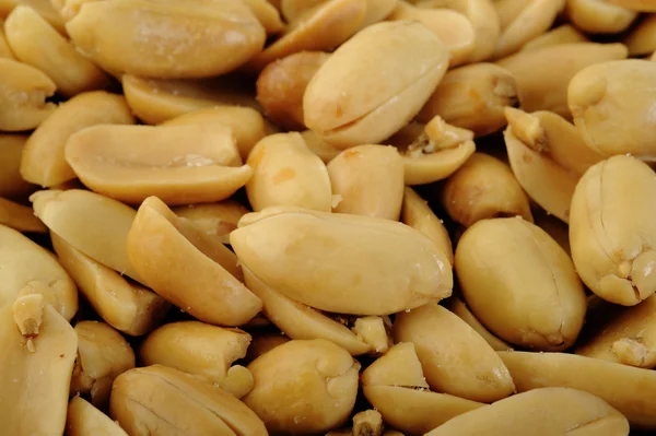 Geschälte gesalzene Erdnüsse im Hintergrund — Stockfoto
