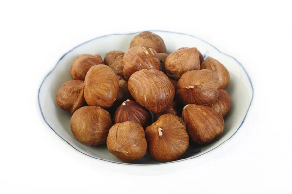 Oloupané lískové ořechy v misce — Stock fotografie