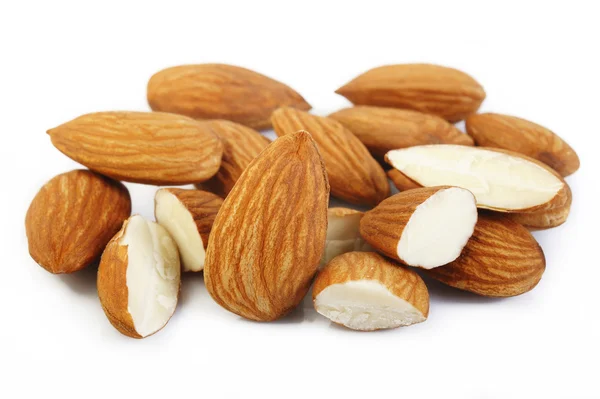 RAW amandelen noten geïsoleerd op witte achtergrond — Stockfoto