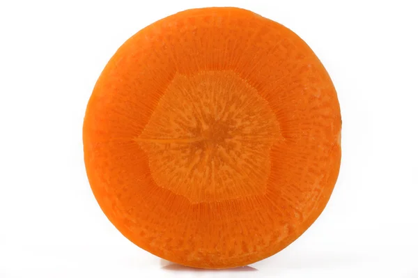 Carota affettata fresca su sfondo bianco — Foto Stock