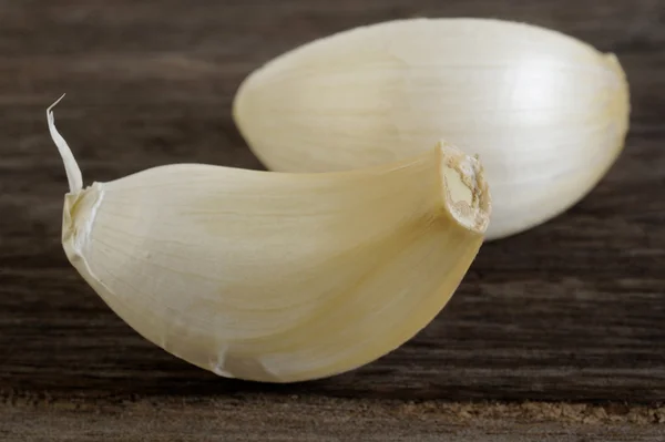 Dientes de ajo sobre fondo de madera — Foto de Stock