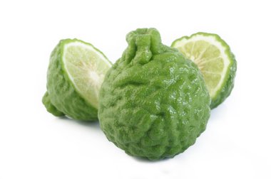 Beyaz arka planda izole edilmiş Bergamot meyvesi
