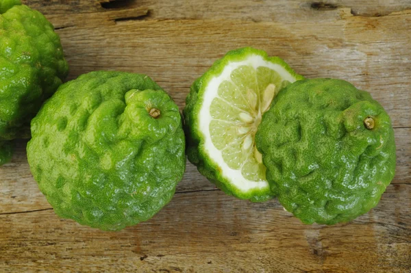 Fruta bergamota sobre fondo de madera — Foto de Stock