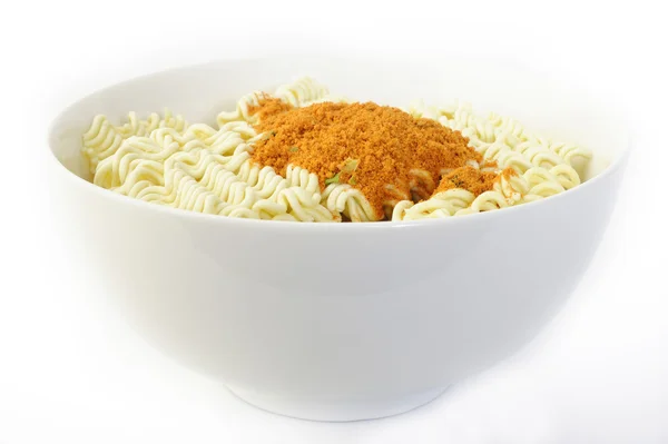 Ξηρή στιγμιαία noodles με άρωμα στα άσπρο πιάτο — Φωτογραφία Αρχείου