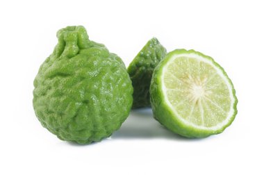Beyaz arka planda izole edilmiş Bergamot meyvesi