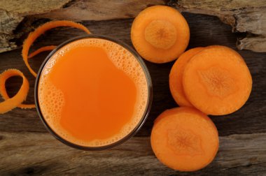 Bardakta havuç suyu.