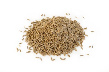 Beyaz arkaplanda yalıtılmış kimyon tohumları