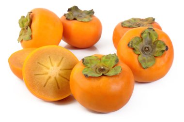 beyaz arkaplanda taze hurma meyvesi