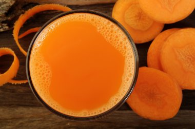 Bardakta havuç suyu.