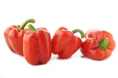 Olgun kırmızı biber beyaz zemin üzerine izole