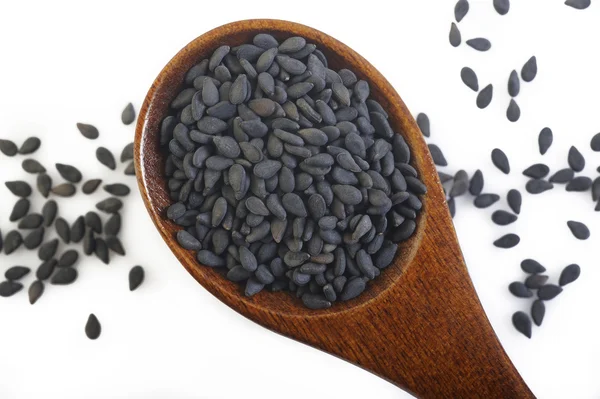 Tahta kaşık içinde siyah susam