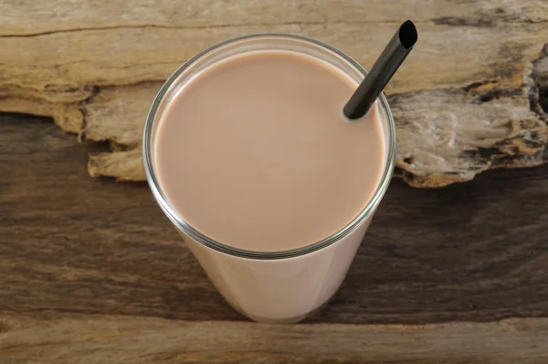 Chocolade melk te drinken op houten achtergrond — Stockfoto