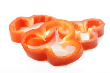 Dilimlenmiş kırmızı biber beyaz arkaplanda izole edildi