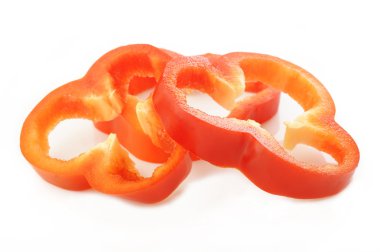 Dilimlenmiş kırmızı biber beyaz arkaplanda izole edildi