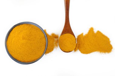 Beyaz arkaplanda zerdeçal tozu