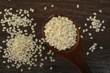 Tahta kaşık içinde beyaz susam