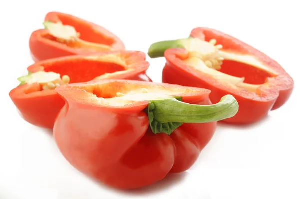 Kuttet rød pepper isolert på hvit bakgrunn – stockfoto