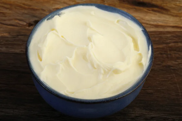 Queso crema agria en un tazón —  Fotos de Stock