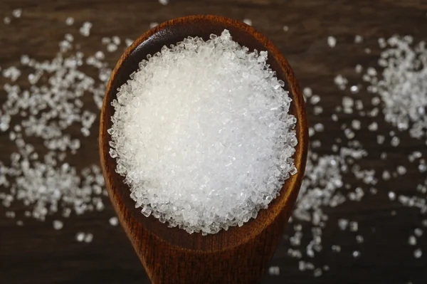 Zucchero bianco in cucchiaio di legno — Foto Stock