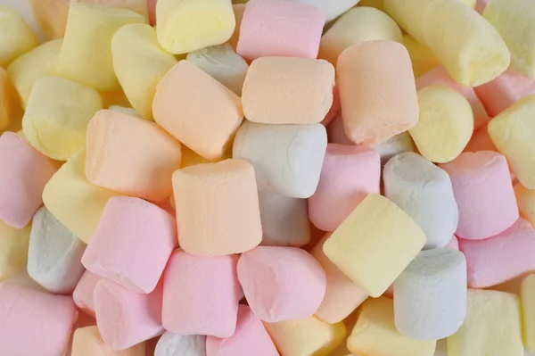 Små färgade uppsvullna marshmallows bakgrund — Stockfoto